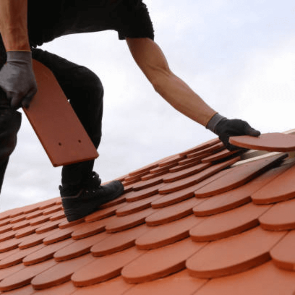 Hochwertige Dachkonstruktion mit präziser Handwerkskunst – Schmid Bedachungen realisiert nachhaltige Bedachungslösungen für optimalen Schutz.